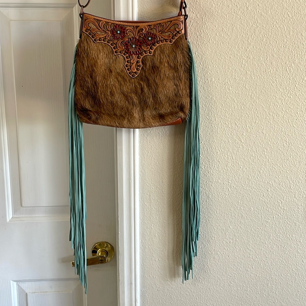 Women’s Ariat crossbody bag.